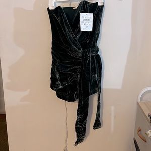 body short with two straps to tie at the waist